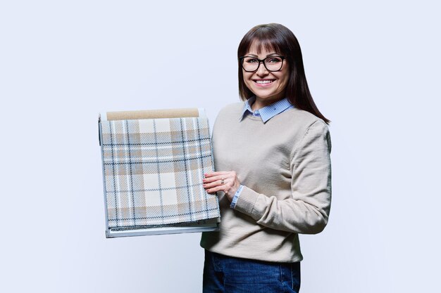 Client mulțumit cu broderie